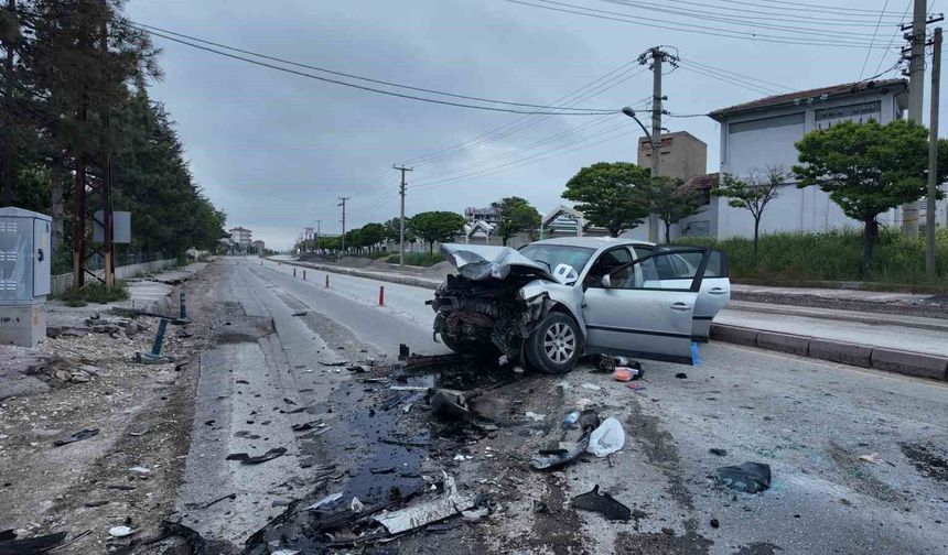 İki otomobilin çarpıştığı kazada 2 kişi hayatını kaybetti