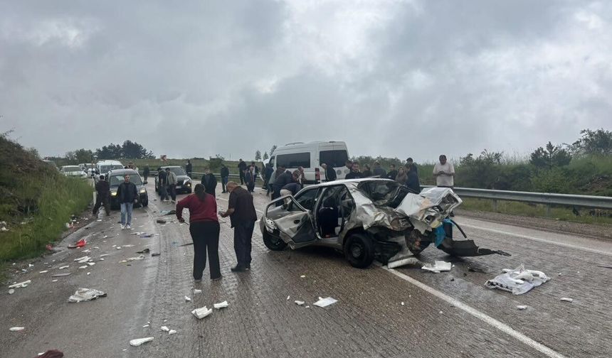 Karayolunda otomobil ile servis otobüsü çarpıştı: 6 yaralı