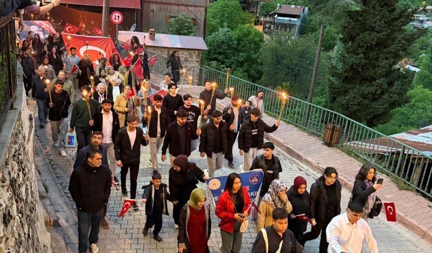 Kemaliye'de 19 Mayıs coşkusu fener alayıyla yaşandı