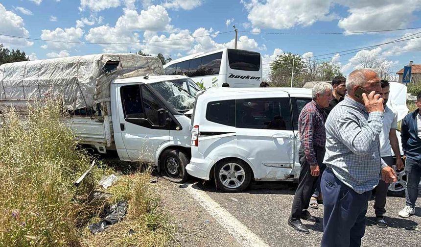Kurbanlıkları taşıyan kamyonetle hafif ticari araç çarpıştı: 1'i ağır 4 yaralı