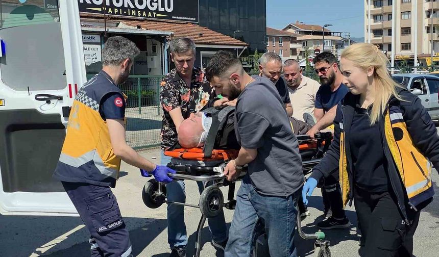 Minibüs, motosiklete çarptı: 1 yaralı