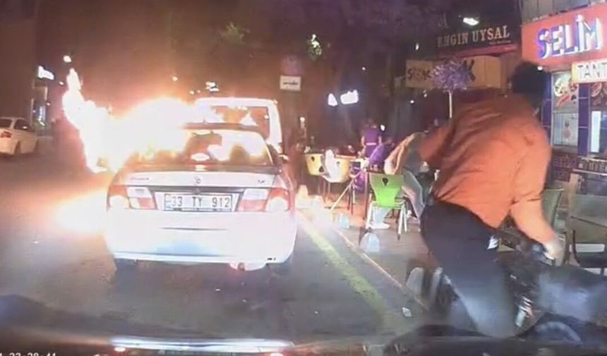 Motor kısmından alev alan otomobil paniğe neden oldu