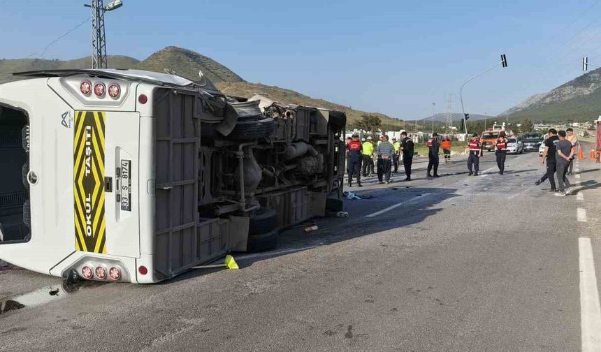 Öğrenci servisi devrildi: 17 yaralı
