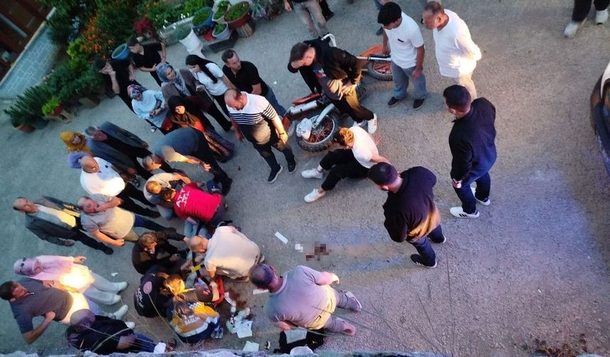 Öndeki aracı sollamak isteyen motosikletli istinat duvarından yere çakıldı: 2 yaralı