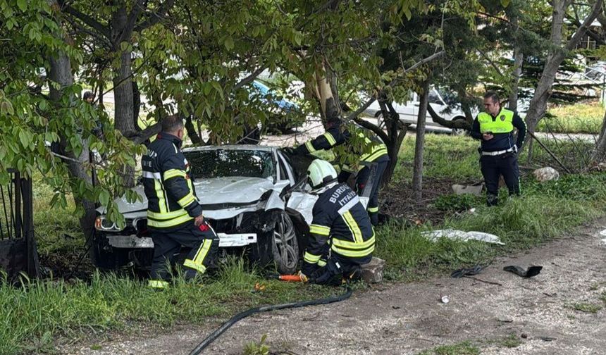 Otomobil Ağaca Çarptı: Sürücü Yaralandı