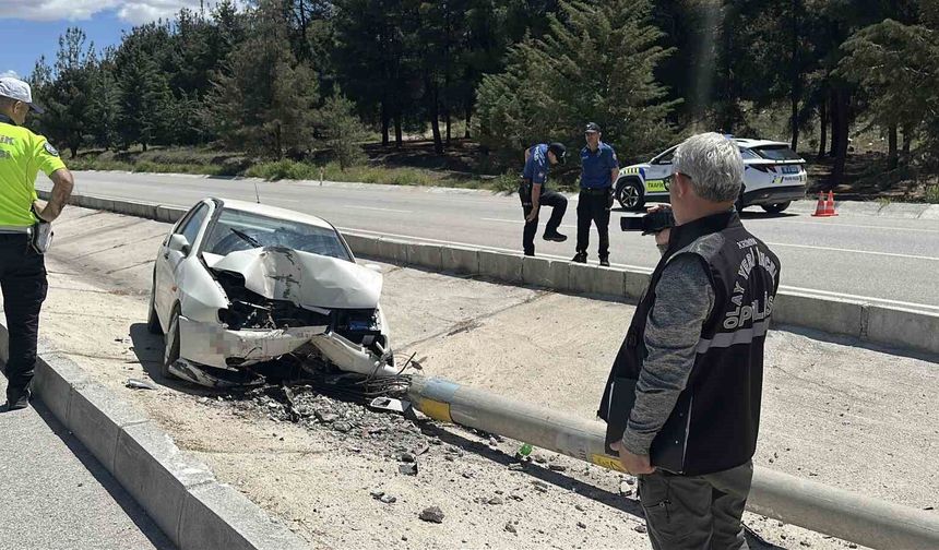 Otomobil elektrik direğine çarptı: 1 yaralı