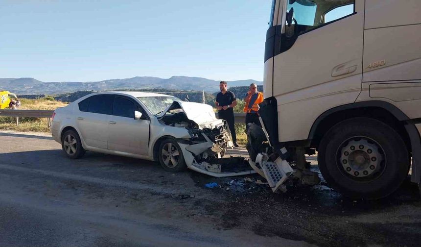 Otomobil ile tır kafa kafaya çarpıştı: Anne ve kızı öldü, baba ağır yaralandı