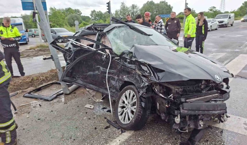 Otomobil, minibüs ve tır çarpıştı: 4'ü ağır 6 yaralı