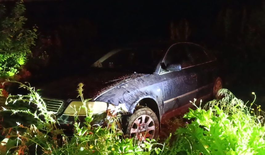 Otomobil Tarlaya Uçtu: Sürücü Aracı Bırakıp Kayıplara Karıştı