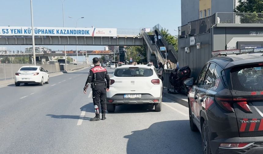 Otomobilin çarptığı motosikletli bariyerlere sıkıştı
