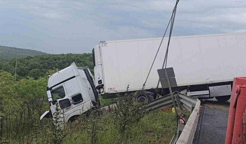 Otomobilin çarptığı tır bariyerleri aşıp yoldan çıktı