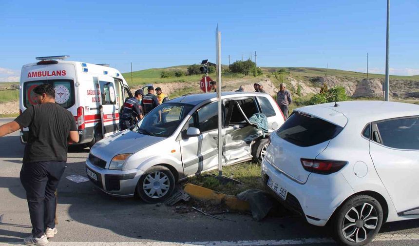 Otomobiller çarpıştı: 1'i ağır 6 yaralı