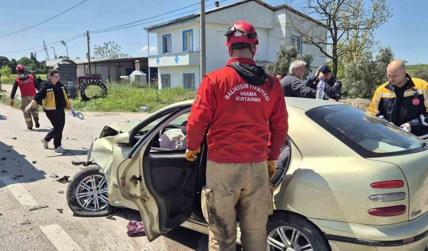 Otomobiller çarpıştı: 3'ü ağır 6 yaralı