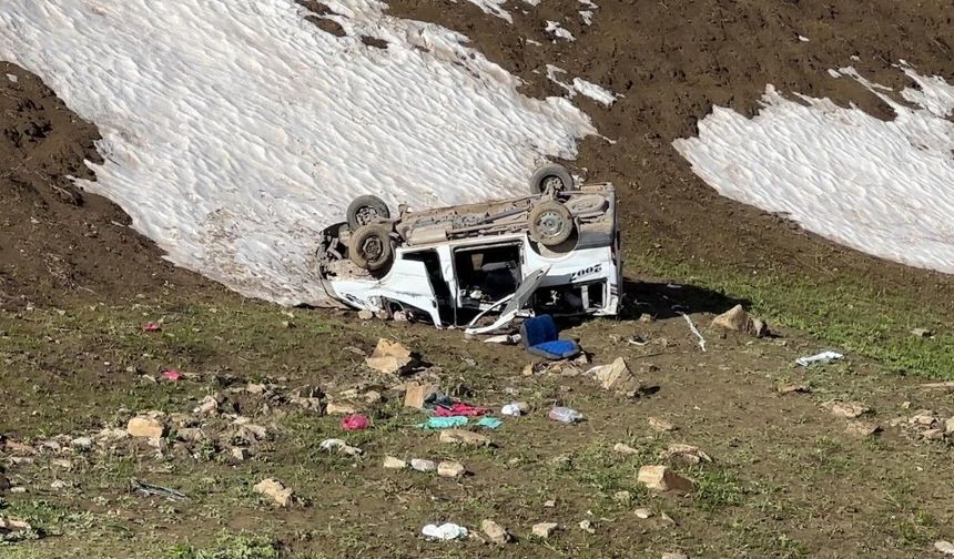 Pancar işçilerini taşıyan minibüs uçuruma yuvarlandı: 1 ölü, 7 yaralı