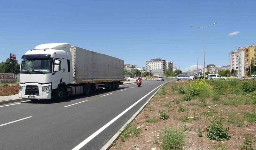 Tır ile çarpışan motosikletteki 2 kişi ağır yaralandı