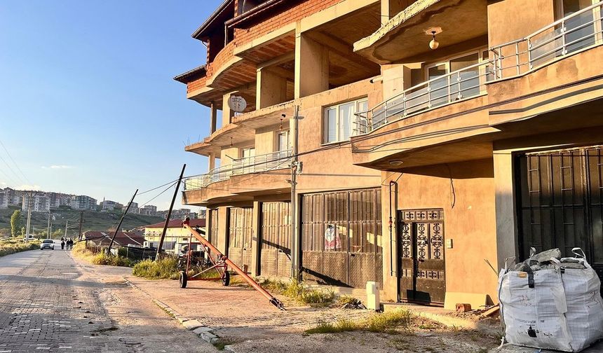 Tır kablolara takıldı: Direkler devrildi, facia ucuz atlatıldı