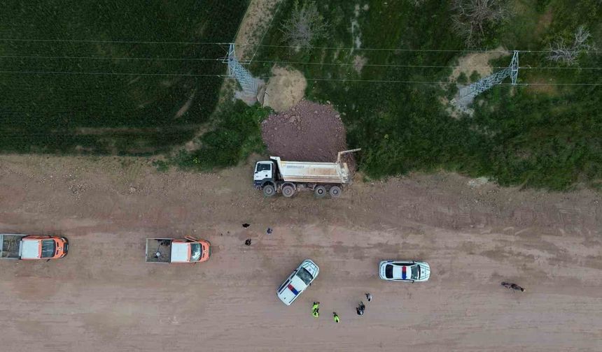 Toprak yüklü kamyon şarampole devrildi: 1 yaralı