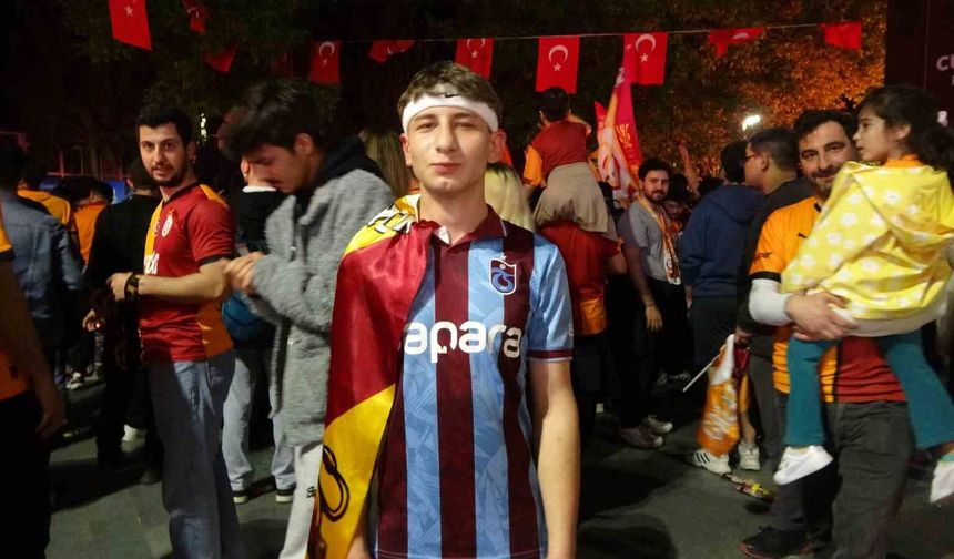 Trabzonlu taraftar Galatasaray'ın şampiyonluk kutlamasına katıldı