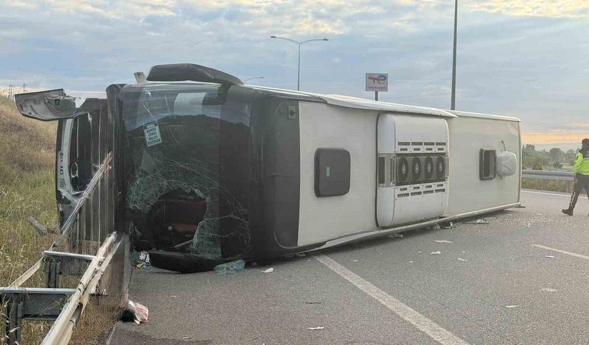 Yolcu otobüsü refüje çarparak devrildi: 25 yaralı