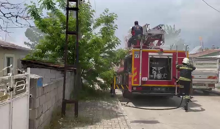 Erzincan’da Korkutan Ev Yangını! Alevler Mahalleyi Sardı, Facia Son Anda Önledi