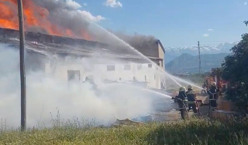 Erzincan'da mobilya deposunda yangın