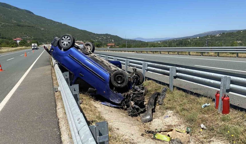 Bariyerlere çarpan hafif ticari araç ters döndü: 3 yaralı