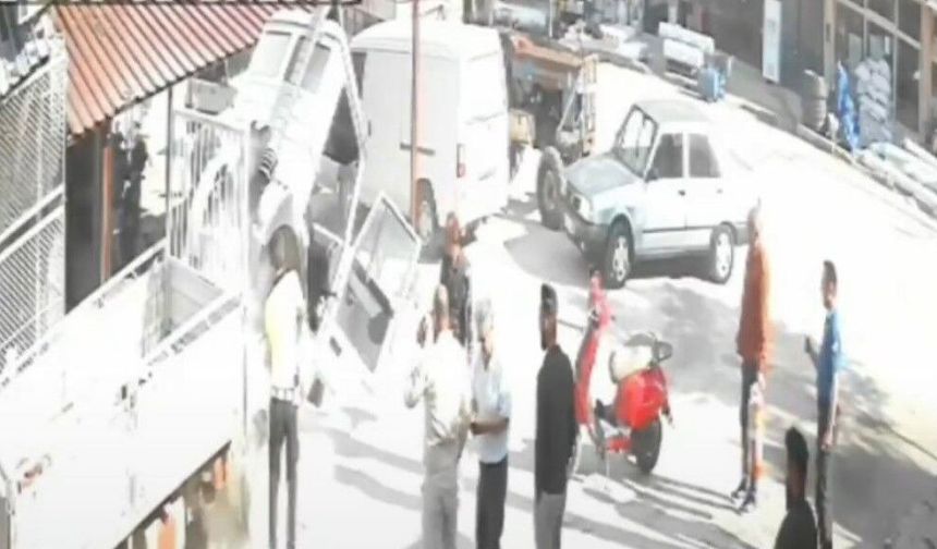 Devriye görevindeki polis memuru yanan kamyonete müdahale edip söndürdü