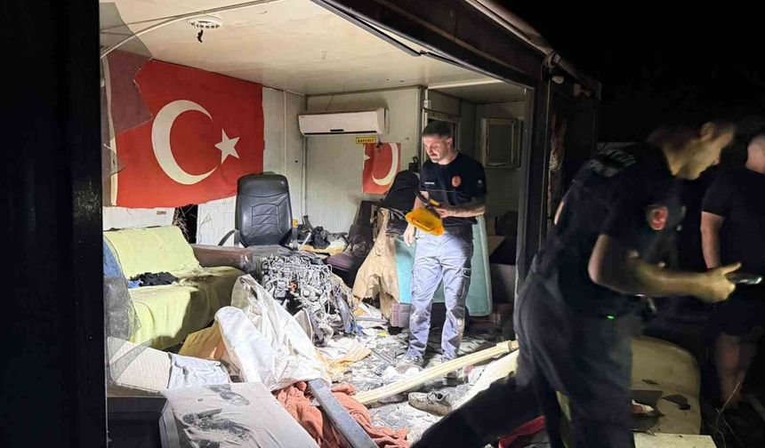 Direğe çarpan otomobilin motoru fırlayıp işçilerin kaldığı barakaya uçtu: 1 ağır yaralı