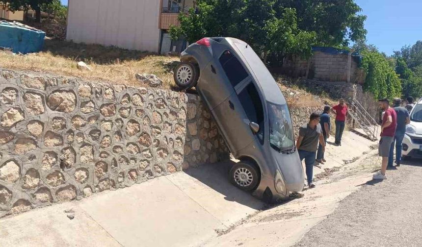 El freni çekilmesi unutulan otomobil istinat duvarından düştü: 2 yaralı