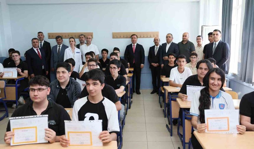 Erzincan'da 41 bin 526 öğrenci karne heyecanı yaşadı