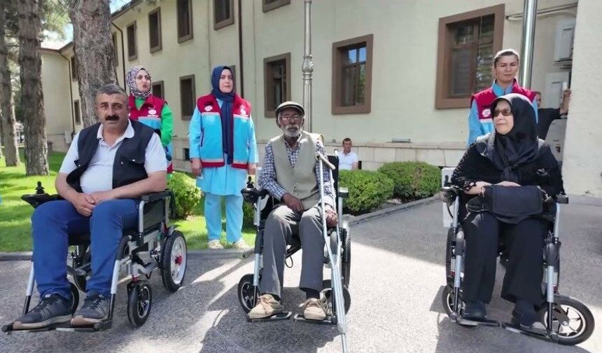 Erzincan'da ihtiyaç sahibi vatandaşlara akülü engelli aracı desteği