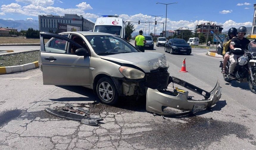 Erzincan’da TEDAŞ Kavşağı’nda Trafik Kazası: Araçlarda Büyük Hasar Oluştu