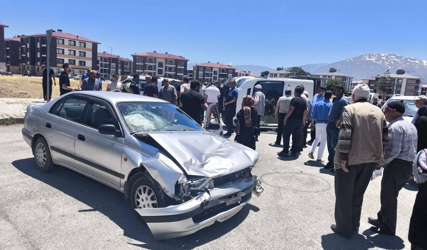 Erzincan’da Trafik Kazası: Çarpışan Kamyonet Devrildi