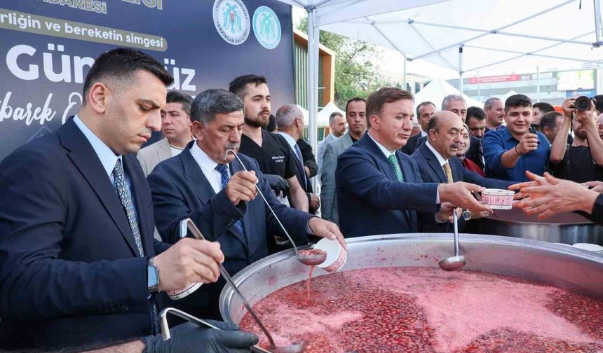 Erzincan'da vatandaşlara aşure ikram edildi