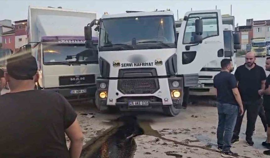 Facianın eşiğinden dönüldü: Freni boşalan kamyon 2 kamyona çarptı, parka metreler kala durdu