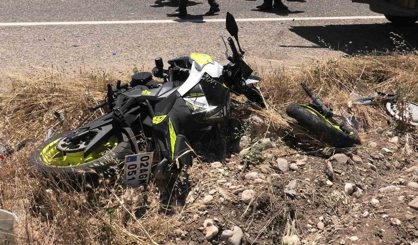 Kamyonet ile motosiklet çarpıştı: 1'i ağır 2 yaralı