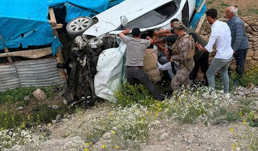 Karayolunda otomobil şarampole devrildi: 2 yaralı