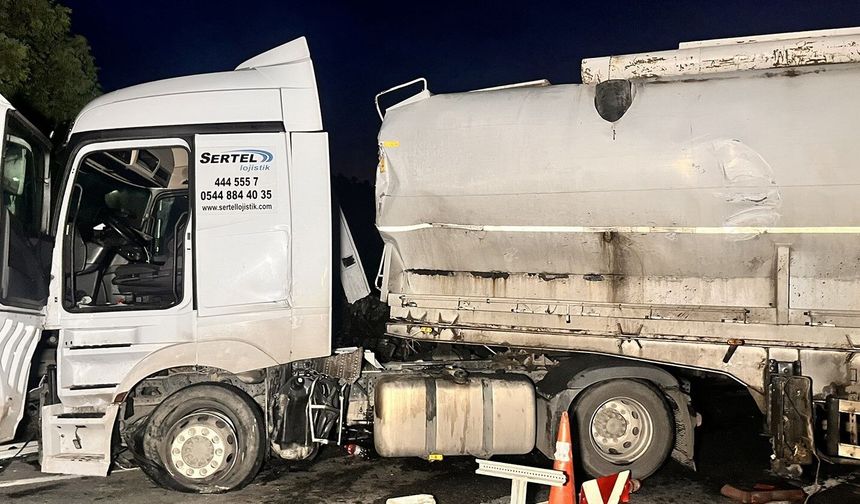 Karşı Şeride Geçen Tır Başka Bir Tırla Çarpıştı, 2 Sürücü Yaralandı