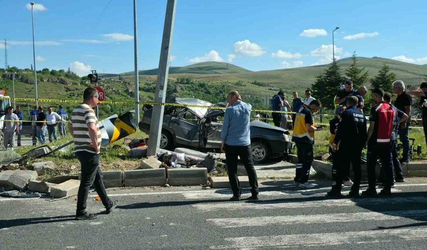 Kavşakta iki otomobil çarpıştı: 2 kişi hayatını kaybetti, 4 kişi yaralandı