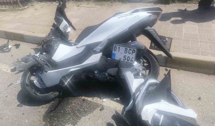 Minibüs ile motosiklet çarpıştı: 1'i ağır 2 yaralı