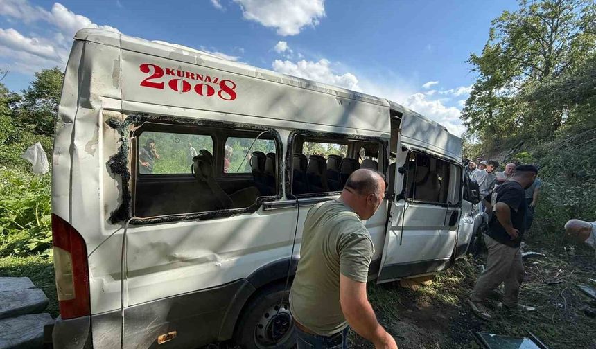 Minibüs tarlaya uçtu: 8 yaralı