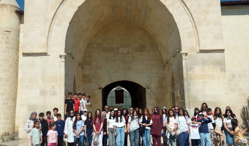 Öğrenciler Mamahatun Türbesi ve Kervansarayı'nı yerinde inceledi