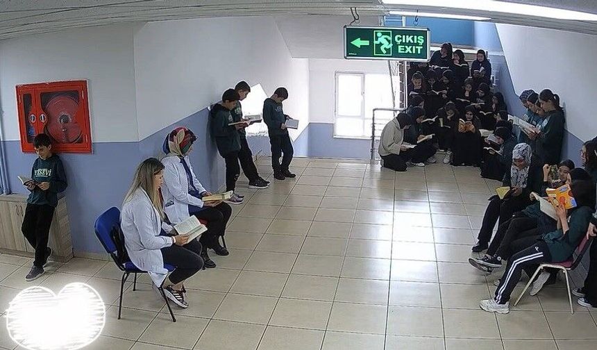 Öğretmenlerin sessiz kitap okuma deneyi öğrencilere örnek oldu