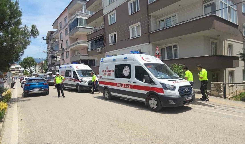 Otomobil apartman bahçesine uçtu, faciadan dönüldü