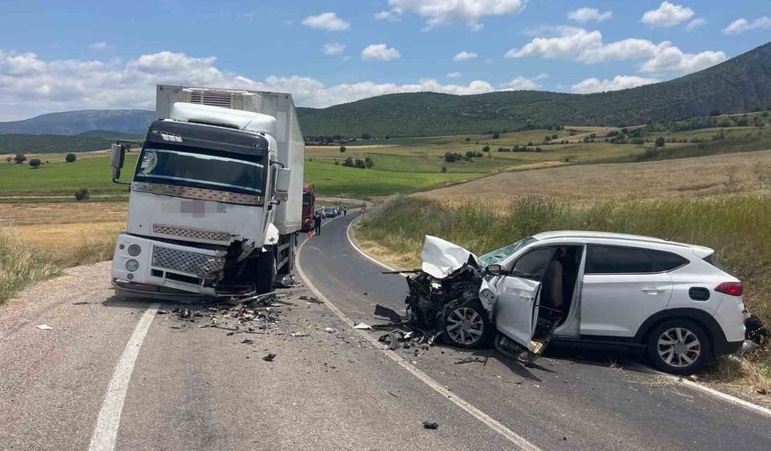 Otomobil ile kamyon çarpıştı: 4 yaralı