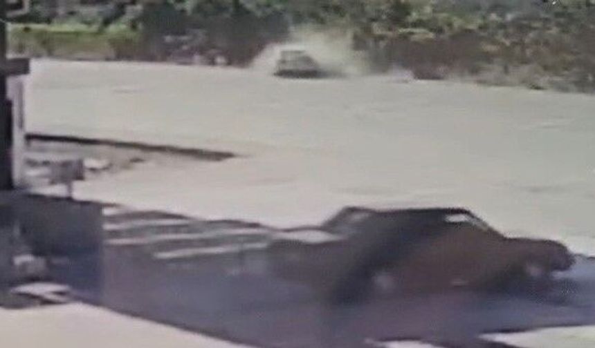 Otomobil park halindeki araca çarptı: 1 ölü, 2 yaralı