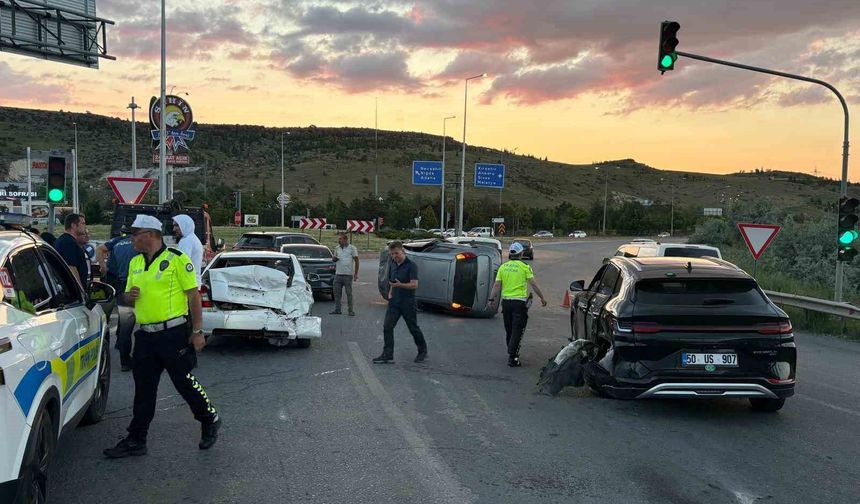 Otomobil trafik ışıklarında bekleyen 4 araca çarptı: 4 yaralı