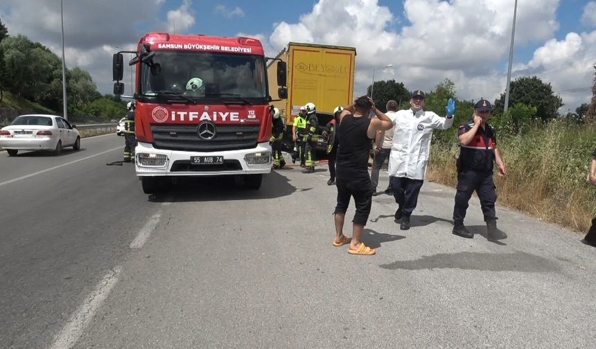 Park halindeki tıra çarpan otomobilde 2 kişi hayatını kaybetti