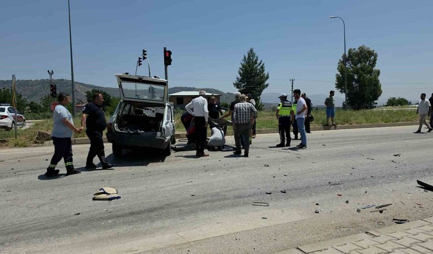 Seyir halindeki iki otomobil çarpıştı: 1'i ağır 2 yaralı