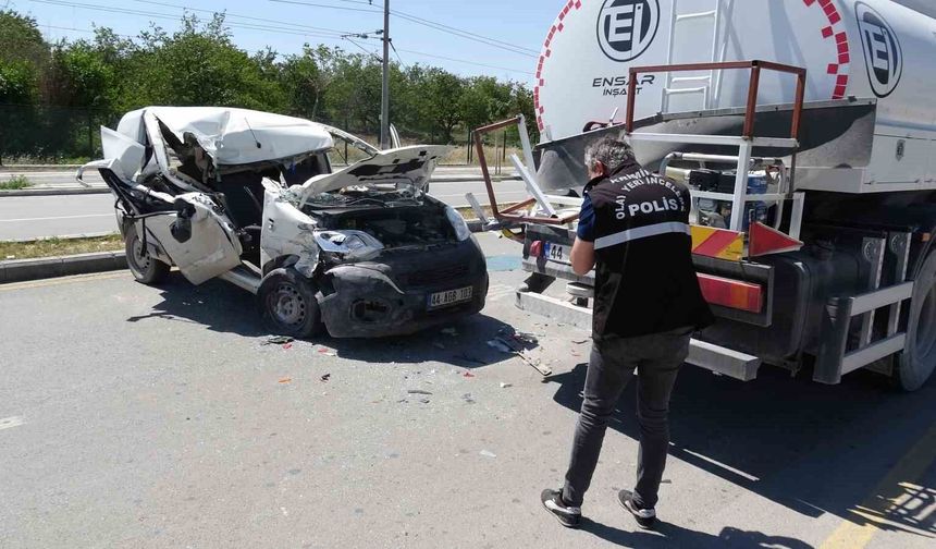 Su tankerine çarpan aracın sürücüsü ağır yaralandı